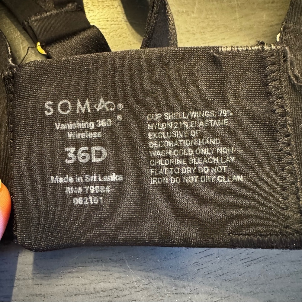Soma Vanishing 360 Wireless black bra, adjustable straps and band, 36D. - Picture 6 of 6